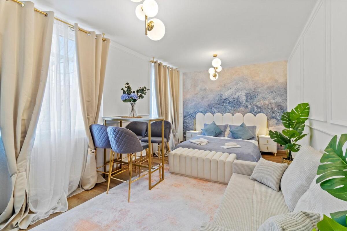 15 Min To Center I Paid Parking I Fast Wifi Apartment